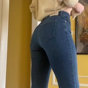 Everlane Slim Bootcut Jean. Very comfortable and easy to move in.